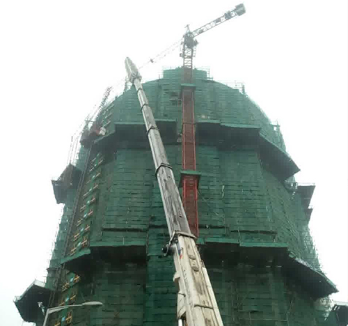 玉泉吊车在工地上作业